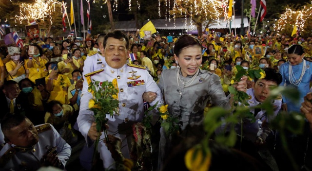 Tayland’da monarşi yanlıları sokağa indi