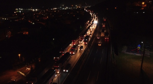 TEM’de kamyon tıra çarptı, Ankara istikametinde araç kuyruğu oluştu TEM’de kamyon tıra çarptı, Ankara istikametinde araç kuyruğu oluştu
