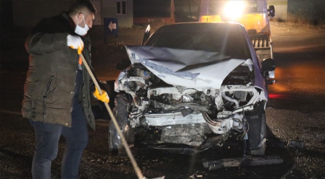 Ters şeride girdi, kafa kafaya çarpıştı: 1 ölü, 1 yaralı