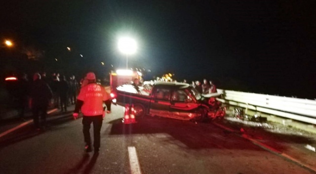 Ters yönden gelen araçla kafa kafaya çarpıştı: 2 ölü, 2 yaralı Ters yönden gelen araçla kafa kafaya çarpıştı: 2 ölü, 2 yaralı