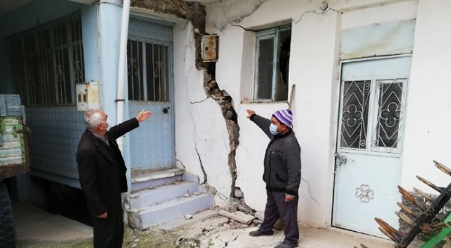 Topraktaki çatlak ve yarıklar yüzünden iki mahalle halkı diken üstünde yaşıyor Topraktaki çatlak ve yarıklar yüzünden iki mahalle halkı diken üstünde yaşıyor