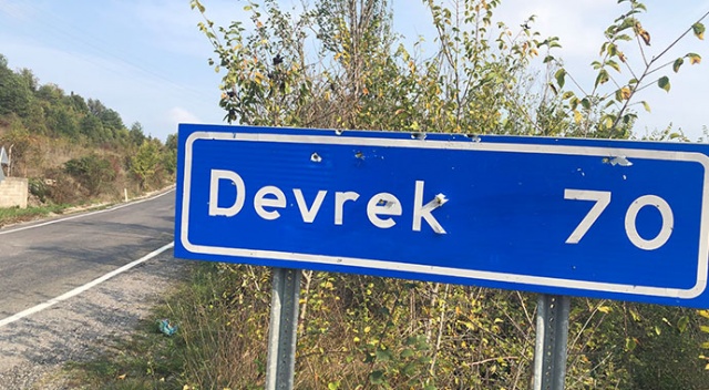 Trafik levhasını atış poligonuna çevirdiler