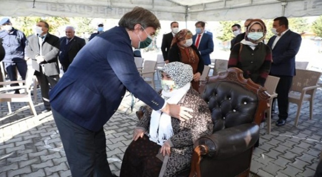 Vali Aydoğdu, ayakta kalan kadınları koltuğa, protokolü sandalyeye oturttu Vali Aydoğdu, ayakta kalan kadınları koltuğa, protokolü sandalyeye oturttu
