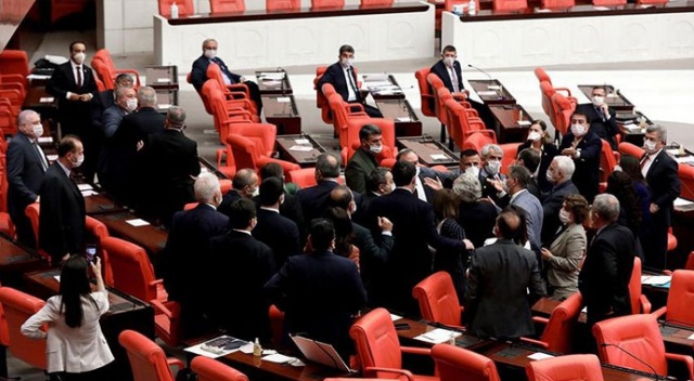 Vekiller Covid-19 kurallarını deliyor