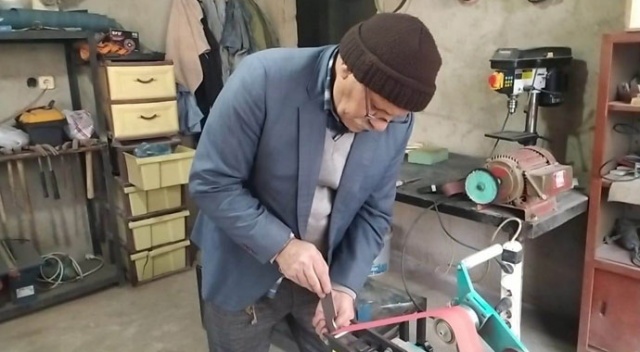Virüs nedeniyle evden çıkamayınca bıçak atölyesi kurdu Virüs nedeniyle evden çıkamayınca bıçak atölyesi kurdu