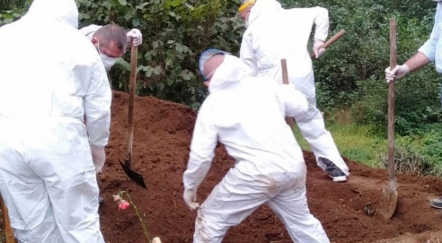 Yakınları korona virüs oldu, cenazeyi Belediye Başkan yardımcısı ve esnaf defnetti Yakınları korona virüs oldu, cenazeyi Belediye Başkan yardımcısı ve esnaf defnetti
