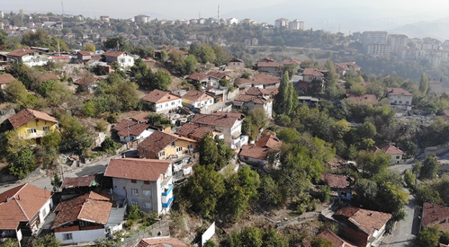 Yıkım kararı beklenen mahallede çatlak binalar korku saçıyor