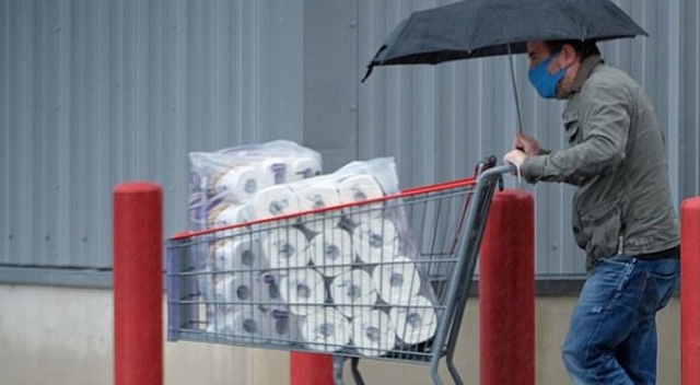 Yine marketlere hücum ettiler, tuvalet kağıtları için kapıştılar Yine marketlere hücum ettiler, tuvalet kağıtları için kapıştılar