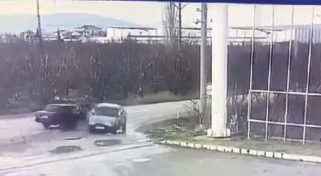 2 otomobilin çarpıştığı kaza anı kamerada
