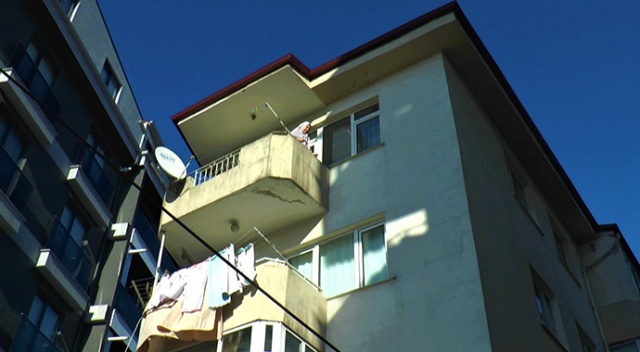 2 yaşındaki çocuk annesini balkonda mahsur bıraktı 2 yaşındaki çocuk annesini balkonda mahsur bıraktı