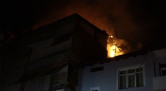 4 katlı apartmanın çatı katı alevlere teslim oldu 4 katlı apartmanın çatı katı alevlere teslim oldu