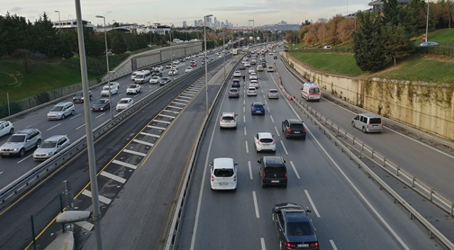 56 saat sürecek kısıtlama öncesi 15 Temmuz Şehitler Köprüsünde trafik yoğunluğu