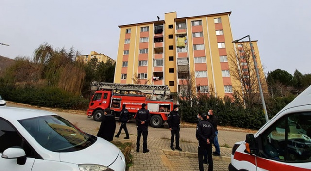 7 katlı binanın çatısına çıkan adam, 1 saatlik uğraş sonrası intihardan vazgeçirildi 7 katlı binanın çatısına çıkan adam, 1 saatlik uğraş sonrası intihardan vazgeçirildi