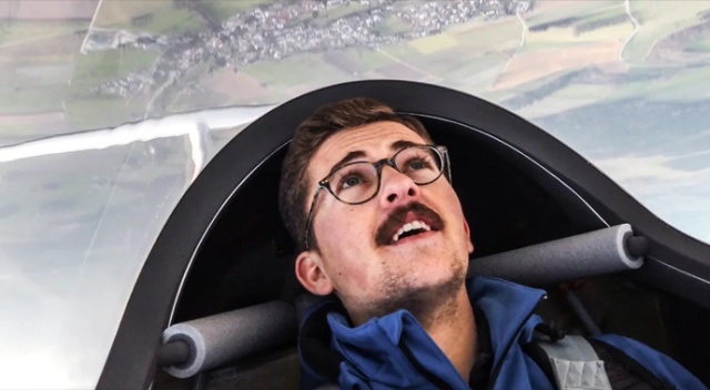 Almanya’da genç pilot gökyüzüne dev şırınga resmi çizdi Almanya’da genç pilot gökyüzüne dev şırınga resmi çizdi