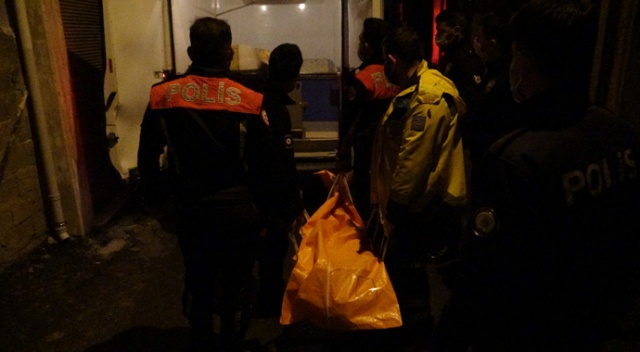 Amcasını öldürdü, trafik polislerine teslim oldu Amcasını öldürdü, trafik polislerine teslim oldu