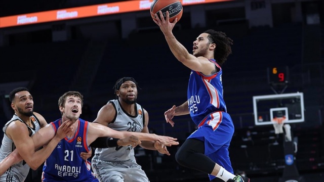 Anadolu Efes erteleme maçında ASVEL'i devirdi Anadolu Efes erteleme maçında ASVEL'i devirdi