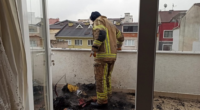 Annesine kızıp elbiselerini balkonda ateşe verince mahalleliyi sokağa döktü Annesine kızıp elbiselerini balkonda ateşe verince mahalleliyi sokağa döktü