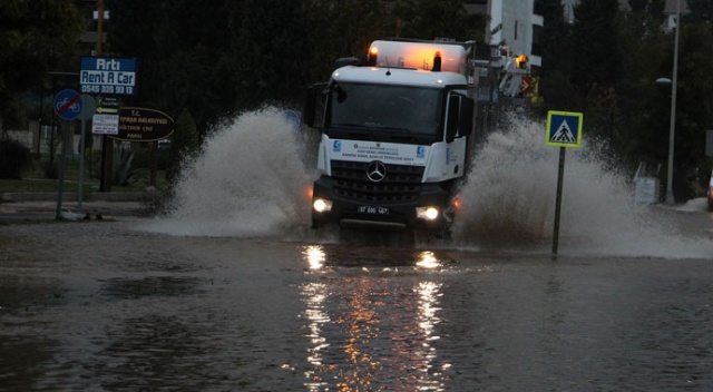 Antalya'da kuvvetli yağış etkisini sürdürüyor