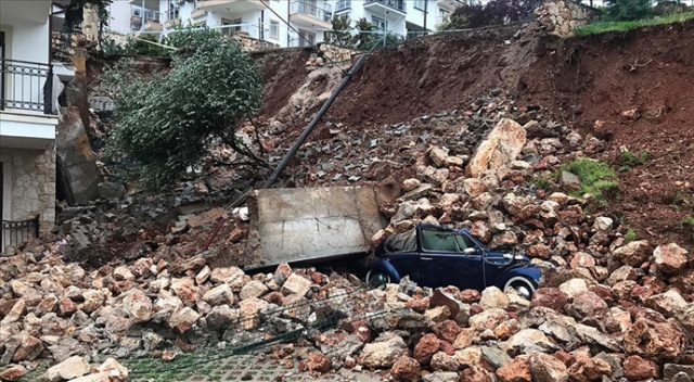 Antalya'da kuvvetli yağış etkisini sürdürüyor