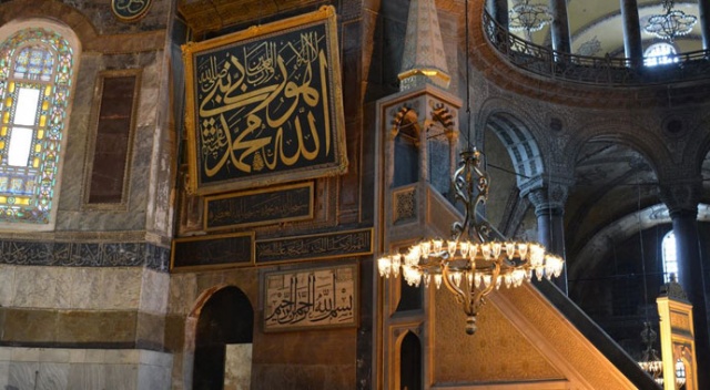 Ayasofya'nın hat levhalarına bakım yapılacak Ayasofya'nın hat levhalarına bakım yapılacak