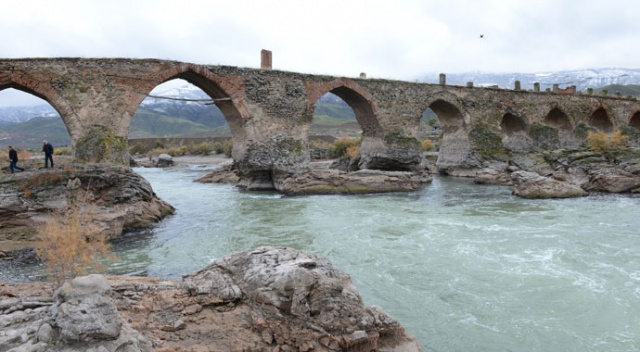 Azerbaycan bayrağı dikilen tarihi Hudaferin Köprüsü görüntülendi Azerbaycan bayrağı dikilen tarihi Hudaferin Köprüsü görüntülendi