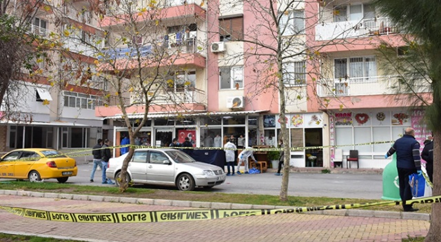 Babasını sokak ortasında sopayla öldürdü Babasını sokak ortasında sopayla öldürdü