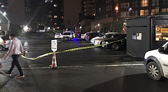 Bakırköy'de otoparkta iki lüks araç kurşunlandı Bakırköy'de otoparkta iki lüks araç kurşunlandı