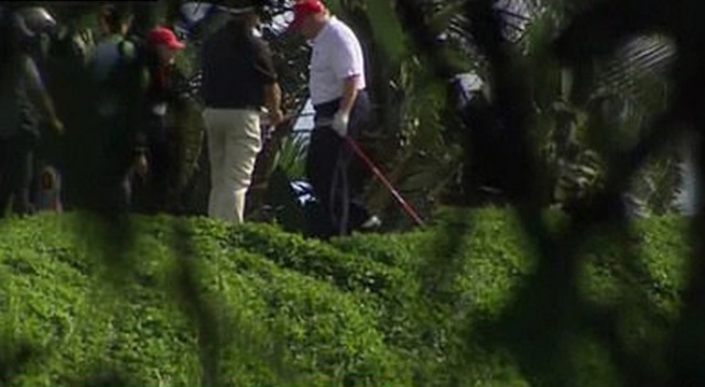 Beyaz Saray “Sıkı çalışacak” dedi, Trump tüm günü golf oynayarak geçirdi Beyaz Saray “Sıkı çalışacak” dedi, Trump tüm günü golf oynayarak geçirdi