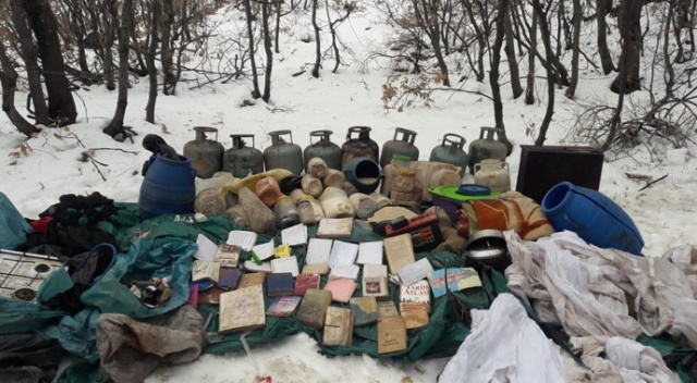 Bitlis'te 3 sığınak ve yaşam malzemeleri ele geçirildi Bitlis'te 3 sığınak ve yaşam malzemeleri ele geçirildi