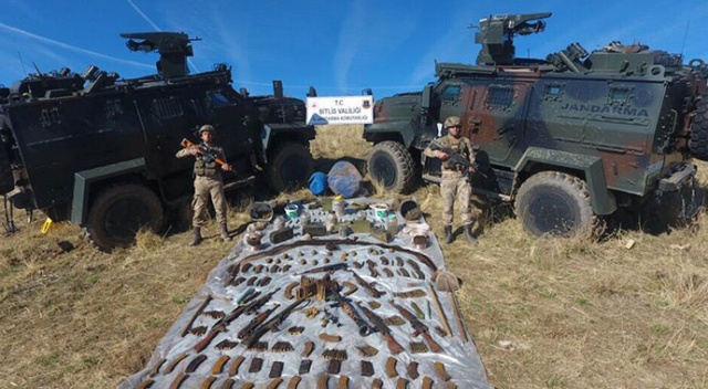 Bitlis'te PKK'ya ait 1 ton 50 kilogram amonyum nitrat ele geçirildi Bitlis'te PKK'ya ait 1 ton 50 kilogram amonyum nitrat ele geçirildi