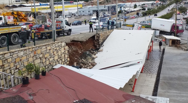 Bodrum&#039;da istinat duvarı yıkıldı otopark çöktü