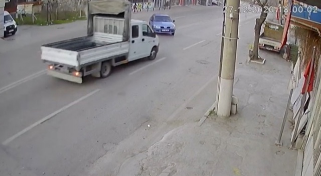 Bursa'da kontrolden çıkan otomobil ile kamyonet kafa kafaya çarpıştı: 6 yaralı Bursa'da kontrolden çıkan otomobil ile kamyonet kafa kafaya çarpıştı: 6 yaralı