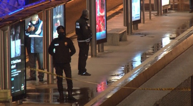 Çağlayan metrobüs durağında şüpheli paket alarmı Çağlayan metrobüs durağında şüpheli paket alarmı