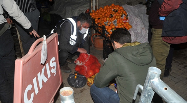Çaldıkları meyveleri yiyemeden yakalandılar