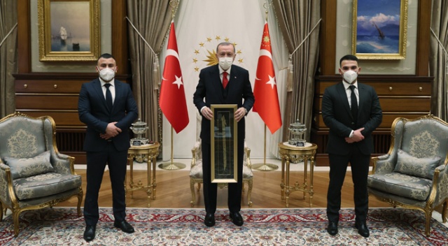 Cumhurbaşkanı Erdoğan, Avusturya’daki terör saldırısında kahraman olan iki Türk’ü kabul etti