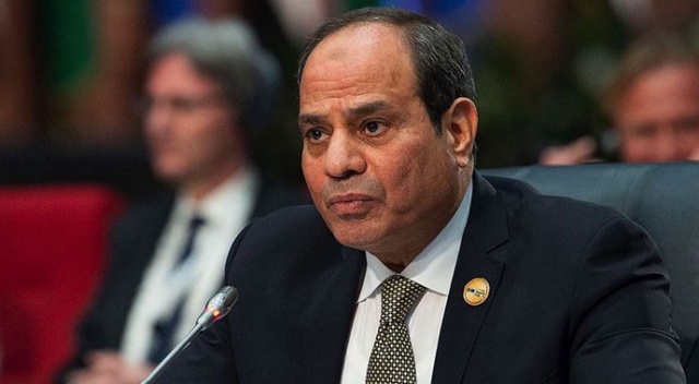 Darbeci Sisi'nin öğrencilere kurşun geçirmez camdan konuşma yapması alay konusu oldu Darbeci Sisi'nin öğrencilere kurşun geçirmez camdan konuşma yapması alay konusu oldu