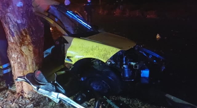 Denizli'de taksi refüjdeki ağaca çarptı: 2 ölü, 1 yaralı Denizli'de taksi refüjdeki ağaca çarptı: 2 ölü, 1 yaralı