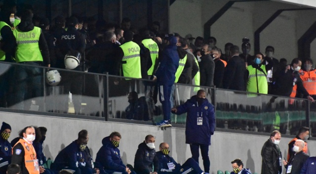 Denizlispor-Fenerbahçe maçında yöneticiler arasında tartışma çıktı Denizlispor-Fenerbahçe maçında yöneticiler arasında tartışma çıktı