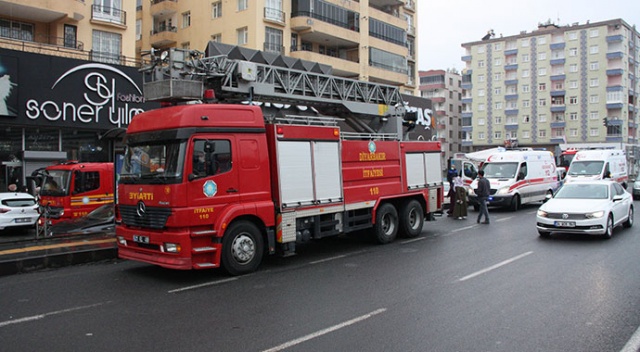 Diyarbakır'da gelinlikçide korkutan yangın: 1’i hamile 7 kadın dumandan etkilendi Diyarbakır'da gelinlikçide korkutan yangın: 1’i hamile 7 kadın dumandan etkilendi