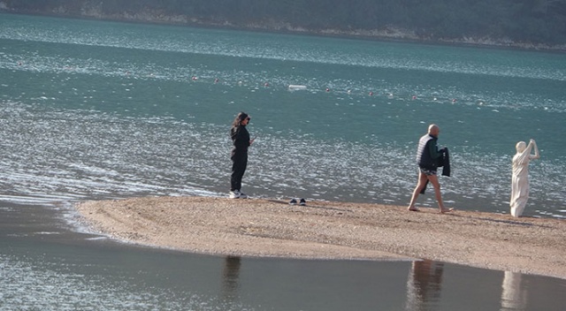 Dünyaca ünlü plaj hafta sonu iki arkadaşa kaldı Dünyaca ünlü plaj hafta sonu iki arkadaşa kaldı
