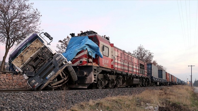 Elazığ'da hemzemin geçitte tıra yük treni çarptı: 5 yaralı Elazığ'da hemzemin geçitte tıra yük treni çarptı: 5 yaralı