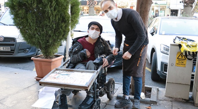 Engelli gencin ayağını, görenlerin de yüreğini ısıttı Engelli gencin ayağını, görenlerin de yüreğini ısıttı