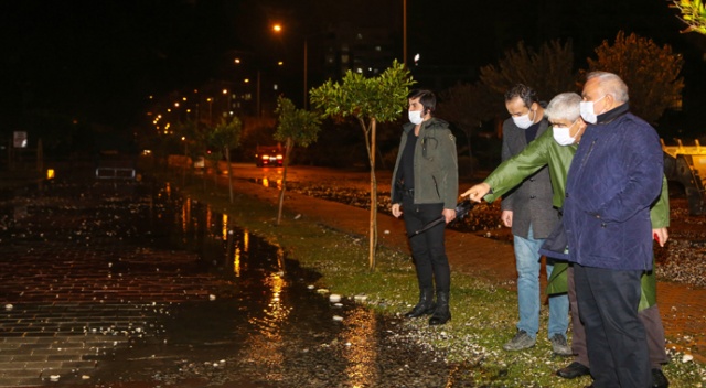 Erdemli'de dalgaların kum ve taşla doldurduğu sahil yolu trafiğe kapandı Erdemli'de dalgaların kum ve taşla doldurduğu sahil yolu trafiğe kapandı