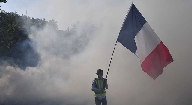 Fransa 2020'yi Kovid-19 krizi ve şiddetli protesto gösterileriyle geçirdi Fransa 2020'yi Kovid-19 krizi ve şiddetli protesto gösterileriyle geçirdi