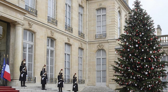 Fransa’da Macron’un Elysee Sarayı'nda verdiği yemeğe katılanlar hakkında suç duyurusu
