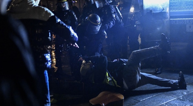 Fransa’da polislerden şiddet itirafı