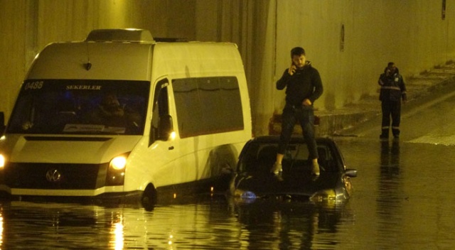 Göle dönen alt geçitte araç içinde mahsur kaldılar Göle dönen alt geçitte araç içinde mahsur kaldılar