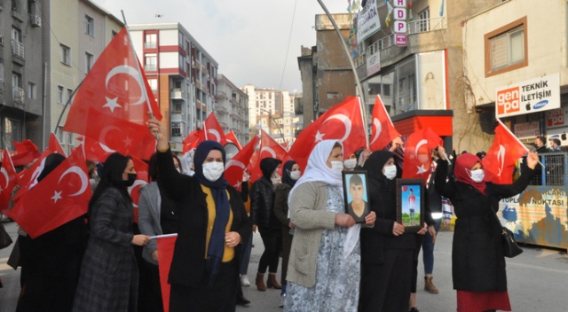 HDP’liler acılı annelere taş fırlattı