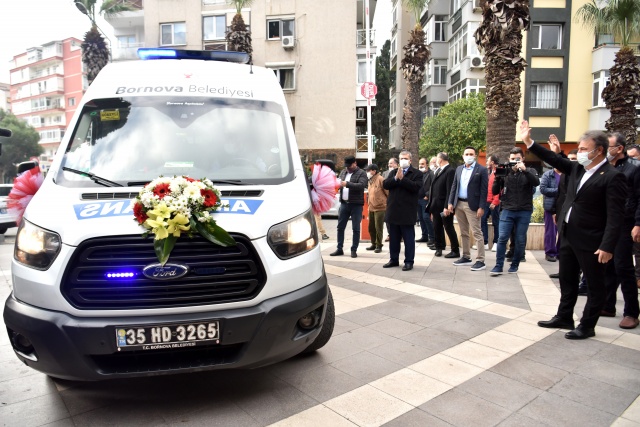 Hemşire önlüğü gelinlik, ambulans ise gelin arabası oldu Hemşire önlüğü gelinlik, ambulans ise gelin arabası oldu