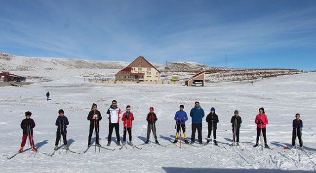 Hesarek beyaza büründü, kayaklı koşu sporcuları eğitime başladı